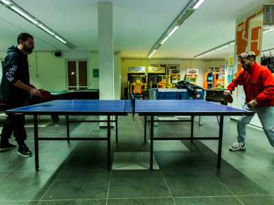 ...e dei tavoli da ping-pong sul quale sono impegnati due trentenni